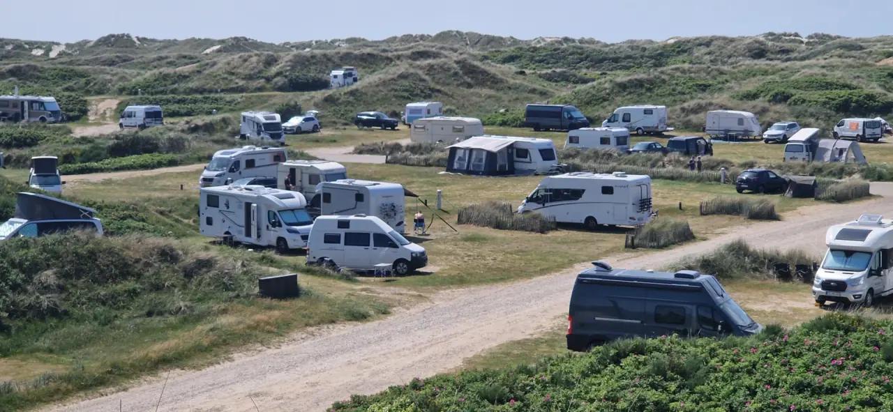 Wohnmobile auf einem Campingplatz in den Dünen