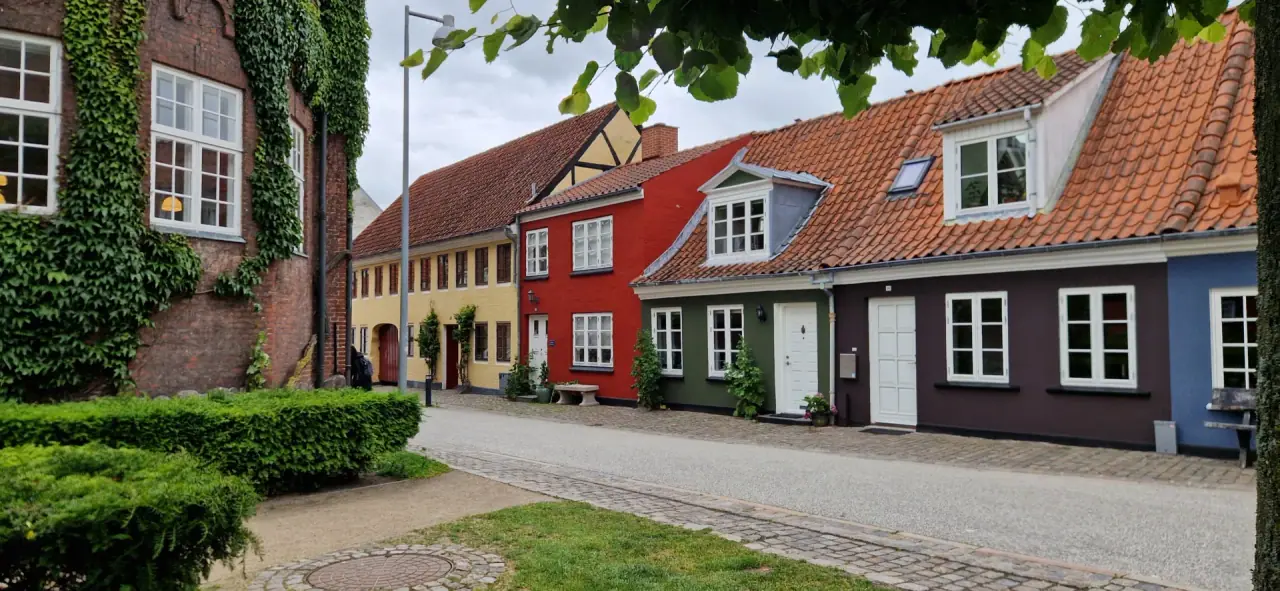 Strasse mit farbigen, niedrigen Häusern