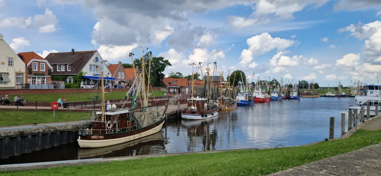 Kutterhafen mit Backsteinhäusern